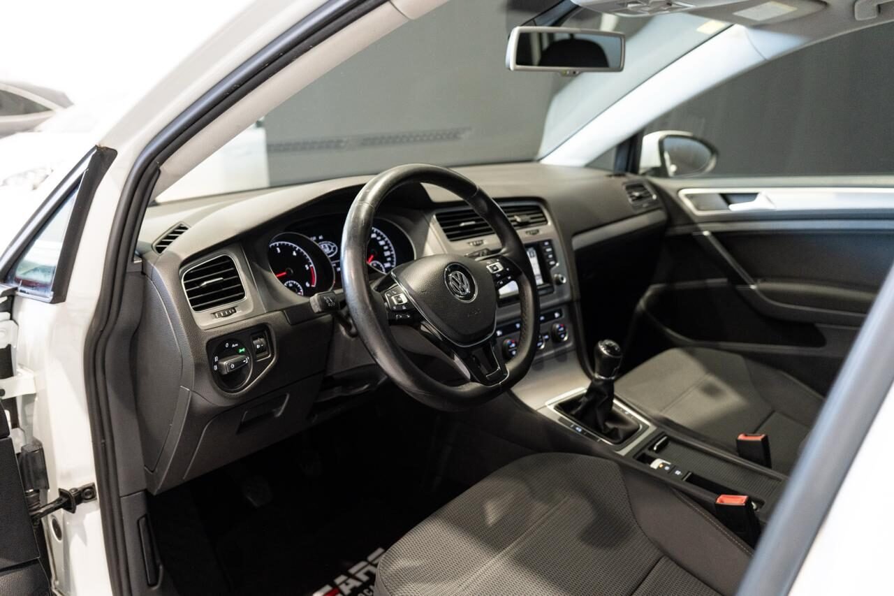 VOLKSWAGEN Golf Sport