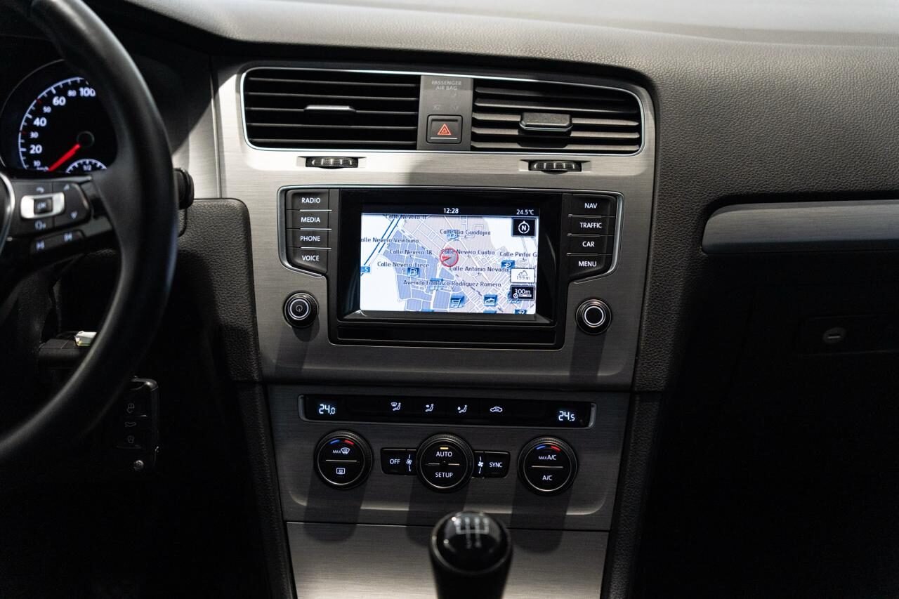 VOLKSWAGEN Golf Sport