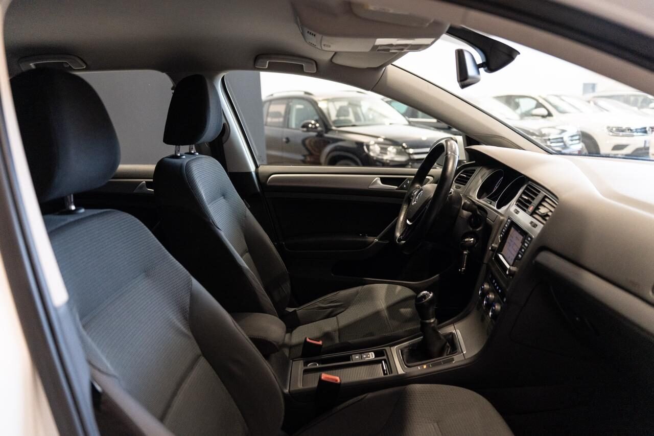 VOLKSWAGEN Golf Sport